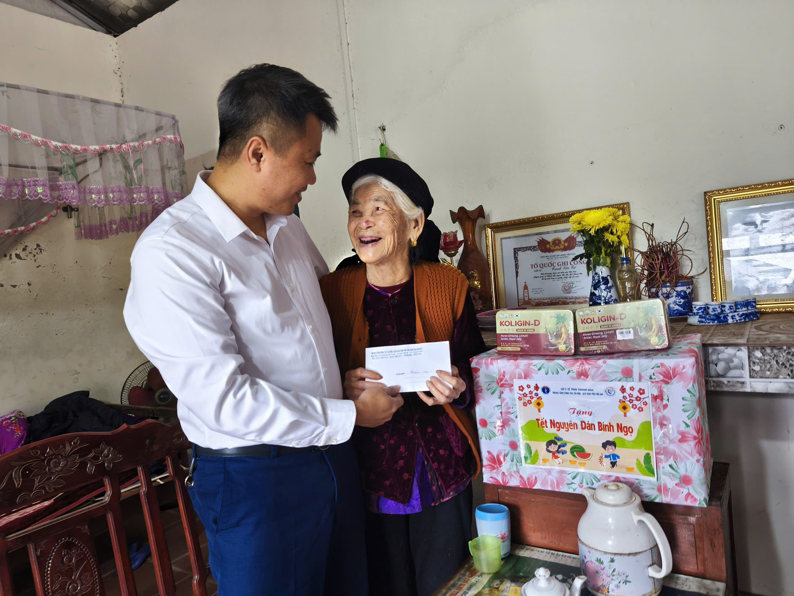 Ông Lại Thế Quảng, Phó Giám đốc Trung tâm thăm và tặng quà chúc Tết cho Mẹ Việt Nam anh hùng Nguyễn Thị Toàn.