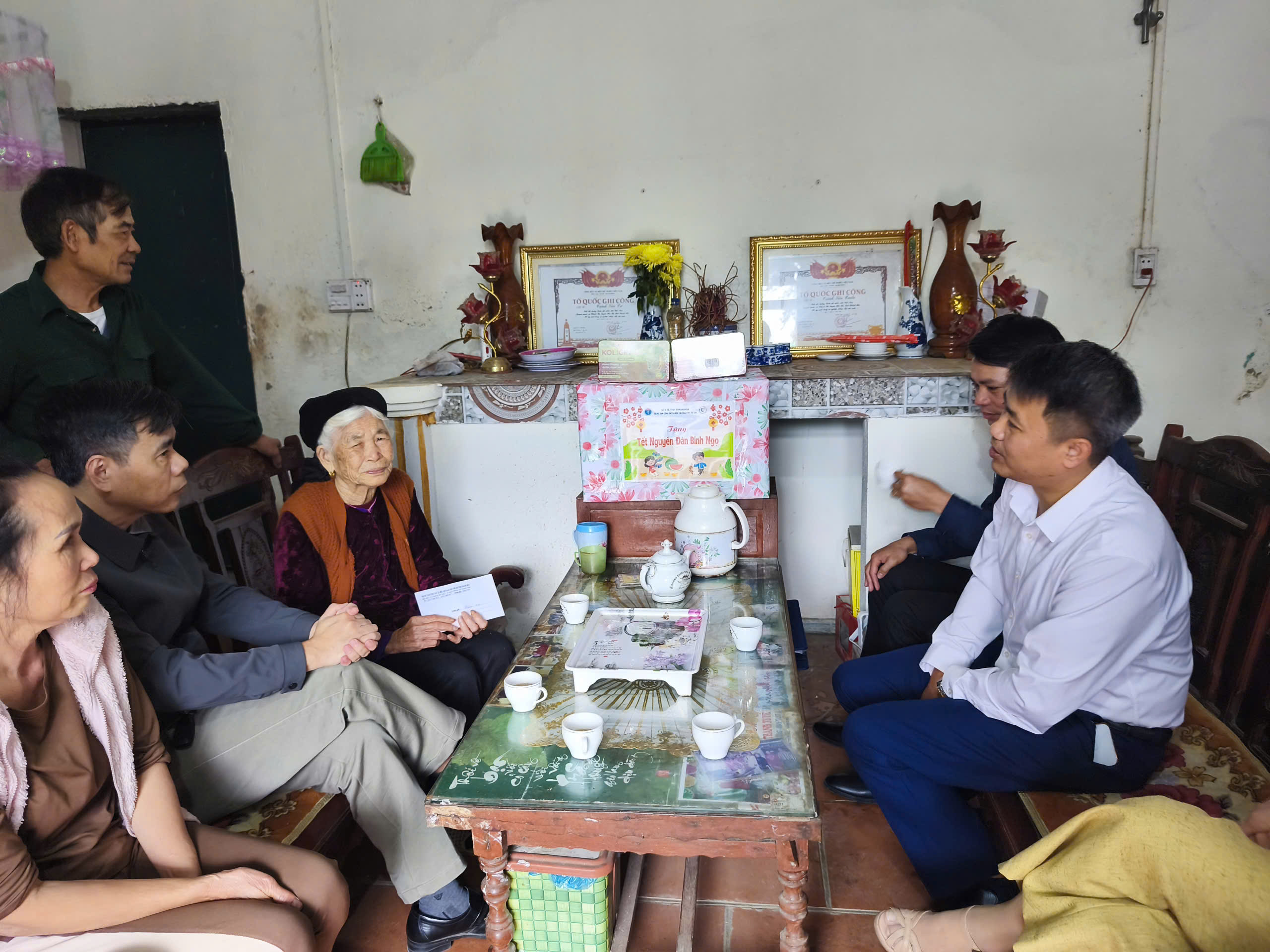 Trung tâm Công tác xã hội - Quỹ Bảo trợ trẻ em tỉnh Thanh Hóa đến thăm, tặng quà và chúc Tết Mẹ Việt Nam anh hùng Nguyễn Thị Toàn.