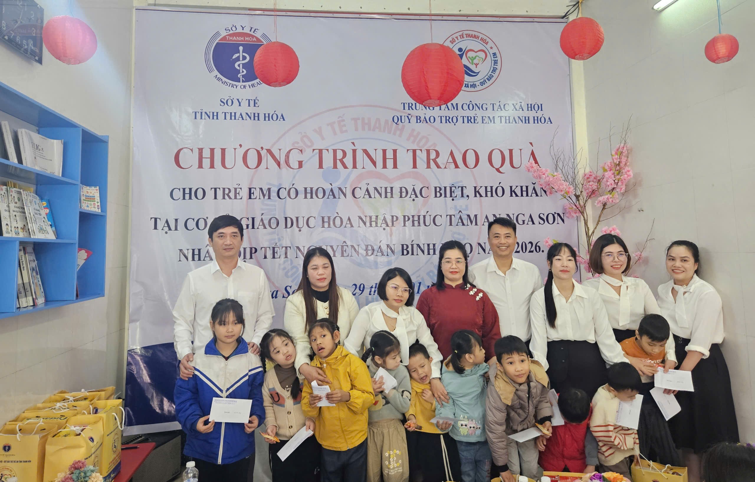 Đại diện Lãnh đạo Trung tâm Công tác xã hội - Quỹ Bảo trợ trẻ em tỉnh Thanh Hóa, Lãnh đạo UBND xã Nga Sơn trao quà cho trẻ em tại Trung tâm hỗ trợ phát triển giáo dục hòa nhập Phúc Tâm An, xã Nga Sơn, tỉnh Thanh Hóa.