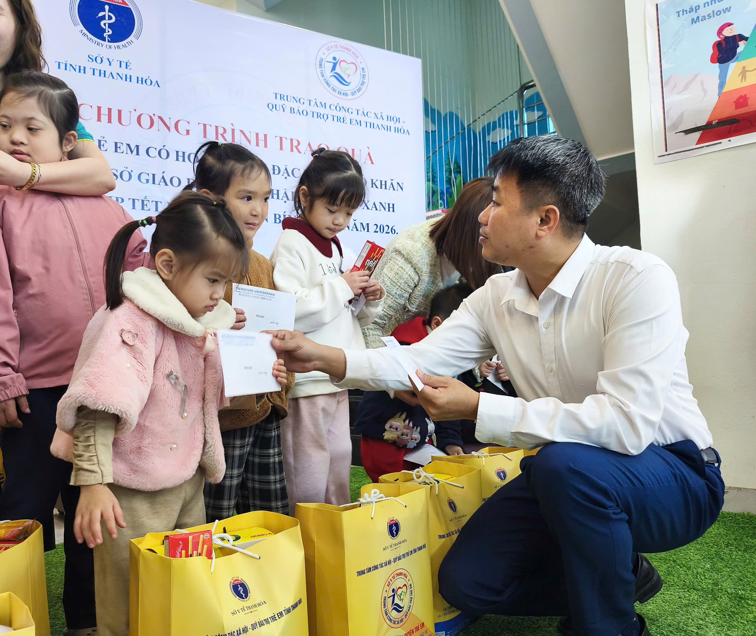 Ông Lại Thế Quảng - Phó Giám đốc Trung tâm Công tác xã hội - Quỹ Bảo trợ trẻ em tỉnh Thanh Hóa trao quà cho trẻ em tại Trung tâm hỗ trợ và phát triển giáo dục Hậu Lộc Xanh, xã Hậu Lộc, tỉnh Thanh Hóa.