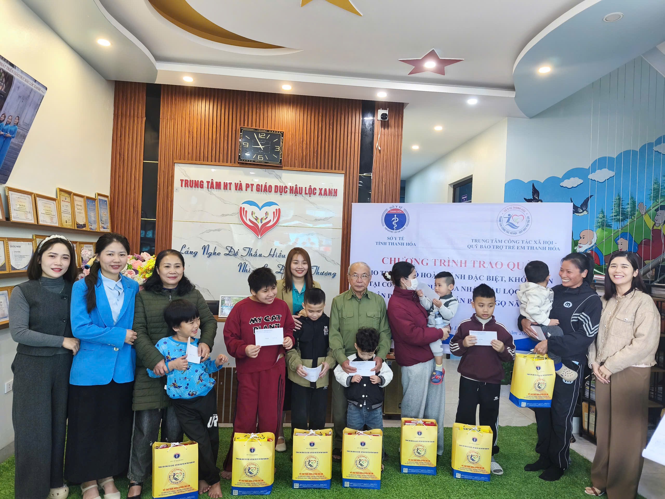 Đại diện đoàn công tác và các đại biểu trao quà cho trẻ em tại Trung tâm hỗ trợ và phát triển giáo dục Hậu Lộc Xanh, xã Hậu Lộc, tỉnh Thanh Hóa.