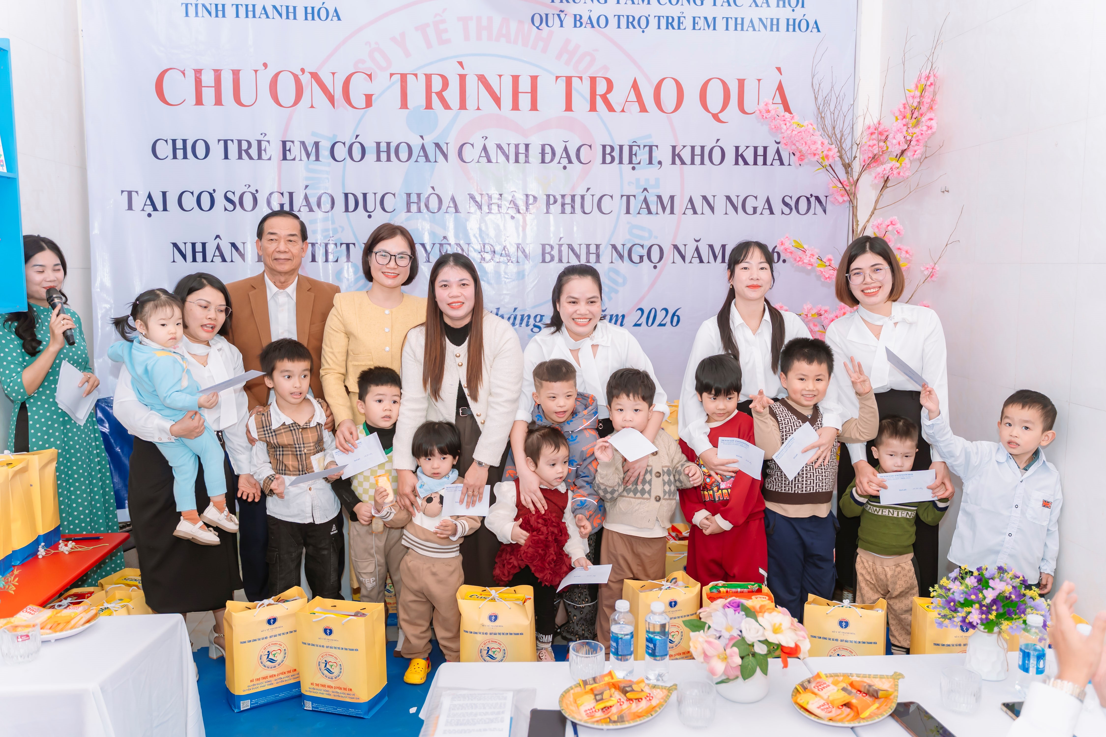 Đại diện đoàn công tác và các đại biểu trao quà cho trẻ em tại Trung tâm hỗ trợ phát triển giáo dục hòa nhập Phúc Tâm An, xã Nga Sơn, tỉnh Thanh Hóa.