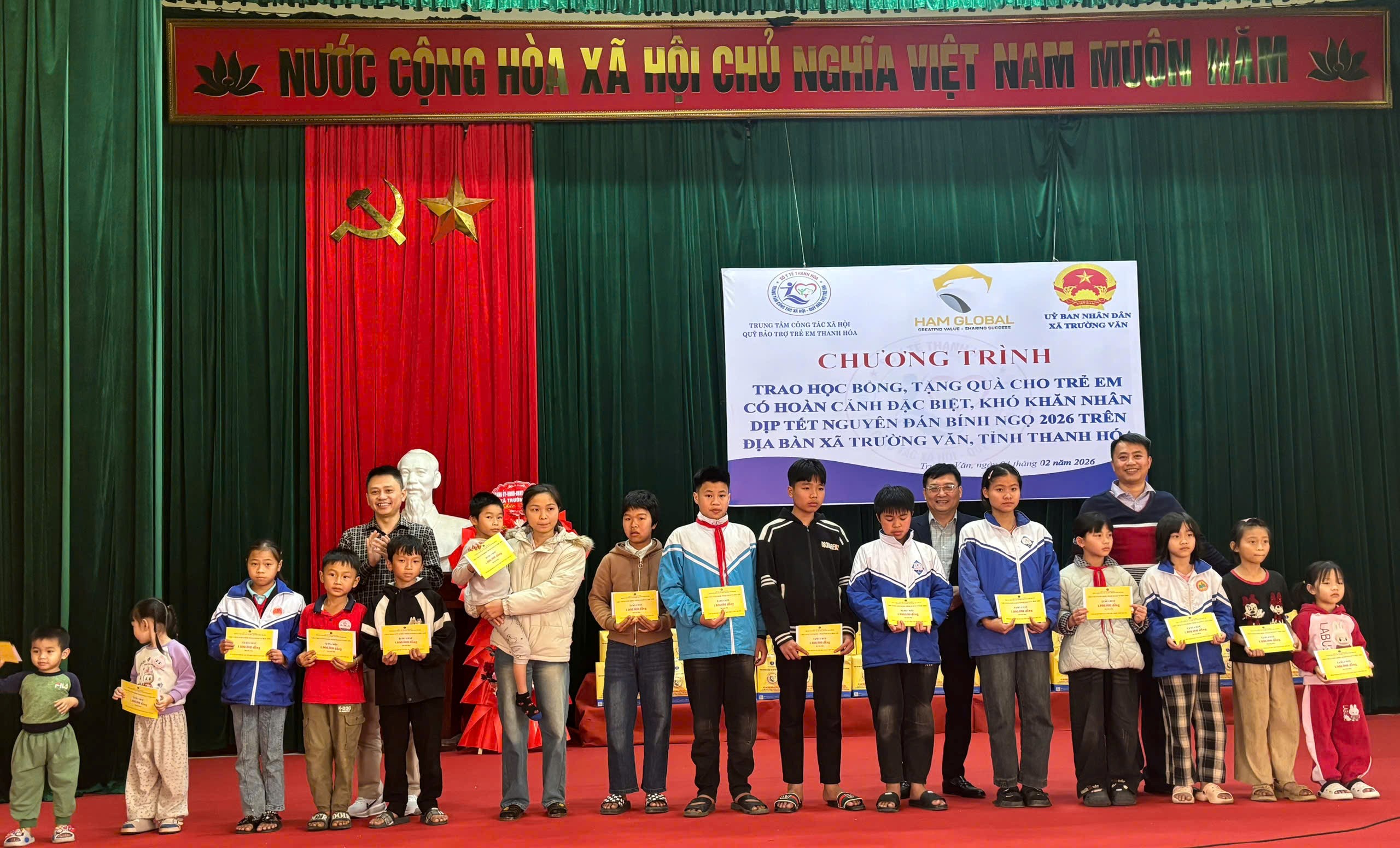 Lãnh đạo Trung tâm Công tác xã hội – Quỹ Bảo trợ trẻ em, Lãnh đạo UBND xã,  và Lãnh đạo công ty TNHH HAM Global trao học bổng cho trẻ em có hoàn cảnh đặc biệt, khó khăn trên địa bàn xã Trường Văn, tỉnh  Thanh Hóa.