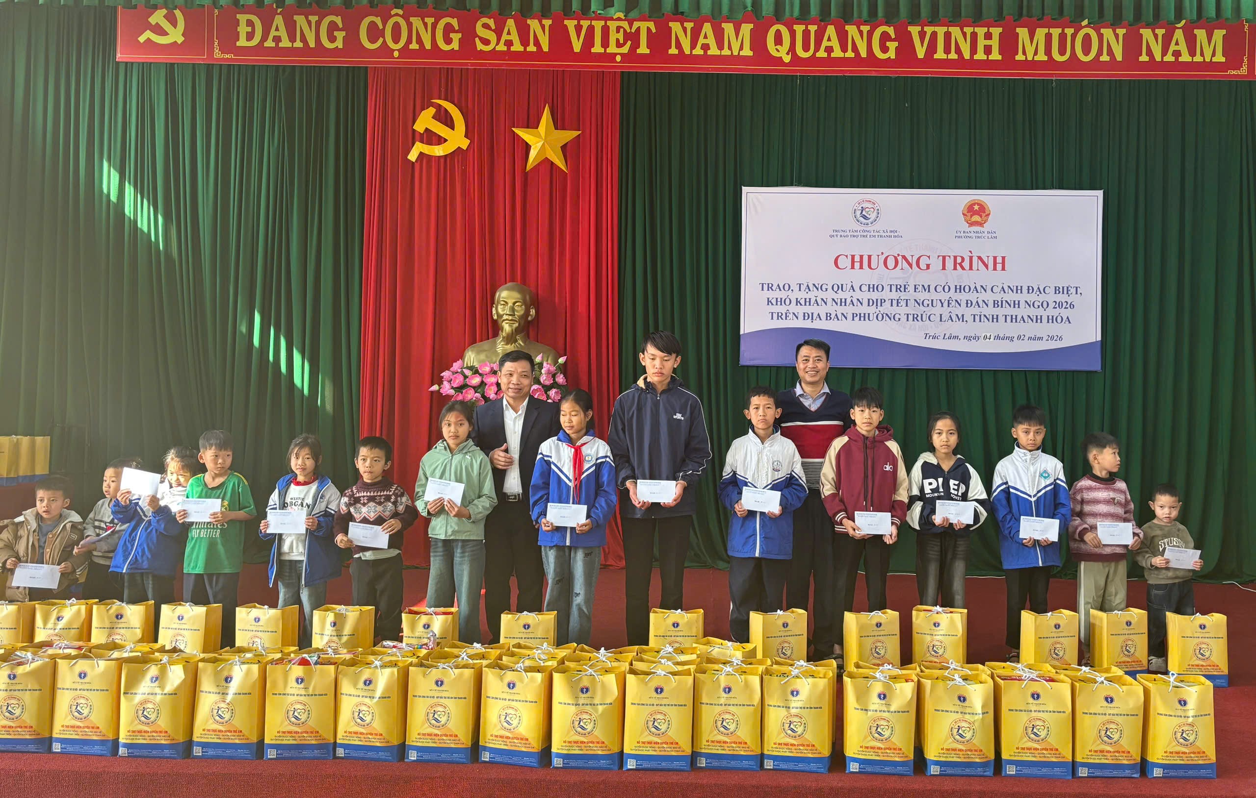 Ông Lại Thế Quảng – Phó giám đốc Trung tâm Công tác xã hội – Quỹ Bảo trợ trẻ em và Lãnh đạo UBND phường trao tặng quà tết cho trẻ em có hoàn cảnh đặc biệt, khó khăn tại phường Trúc Lâm, tỉnh Thanh Hóa.