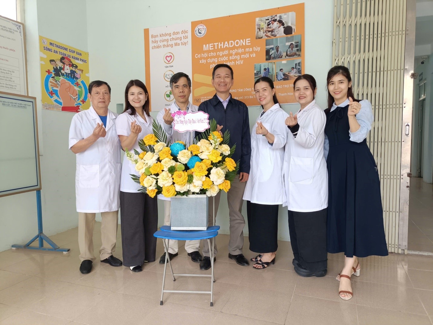 Đại diện các phòng ban chuyên môn chụp ảnh lưu niệm cùng đội ngũ y tế.