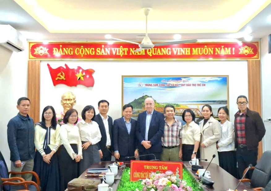 Các đại biểu tham gia chụp ảnh lưu niệm.