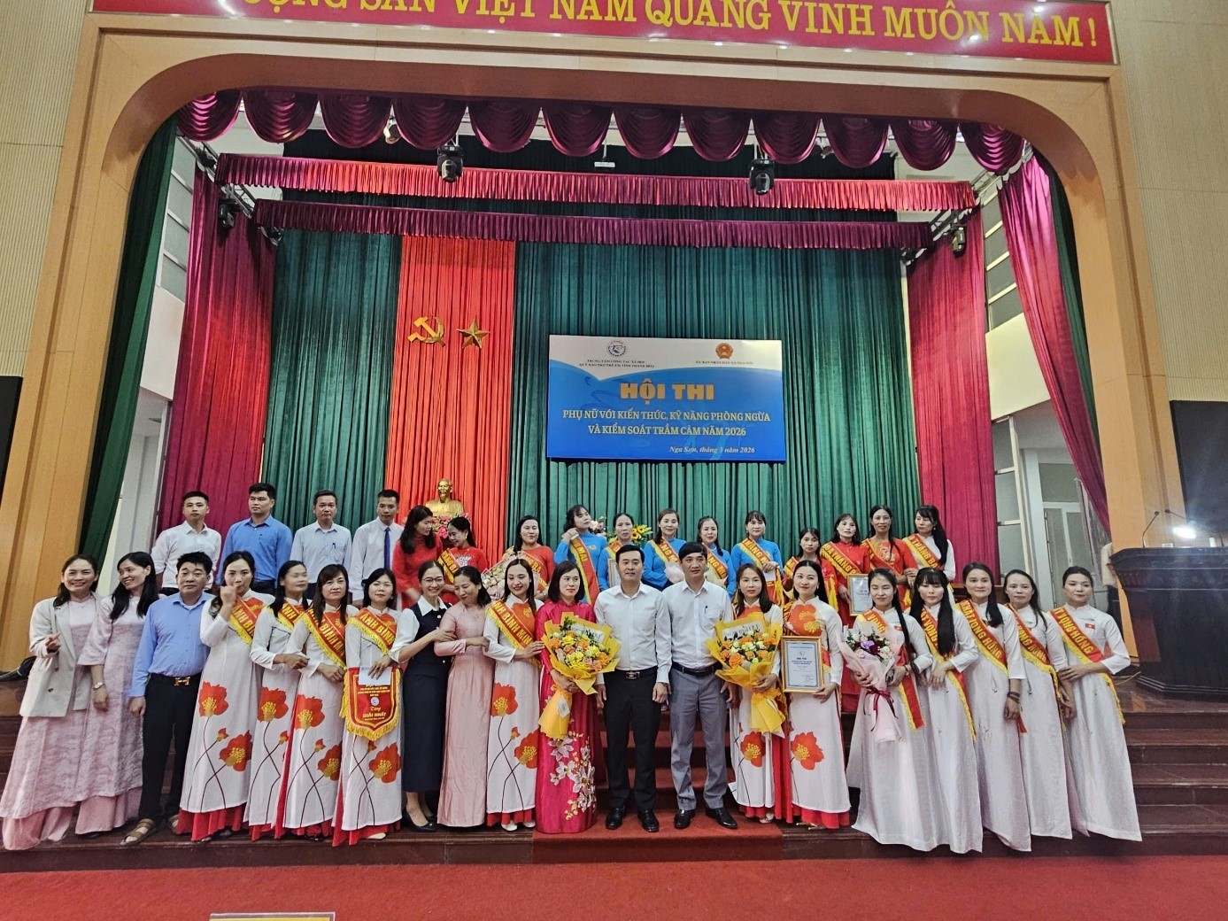 Ban tổ chức trao giải cho các đội thi