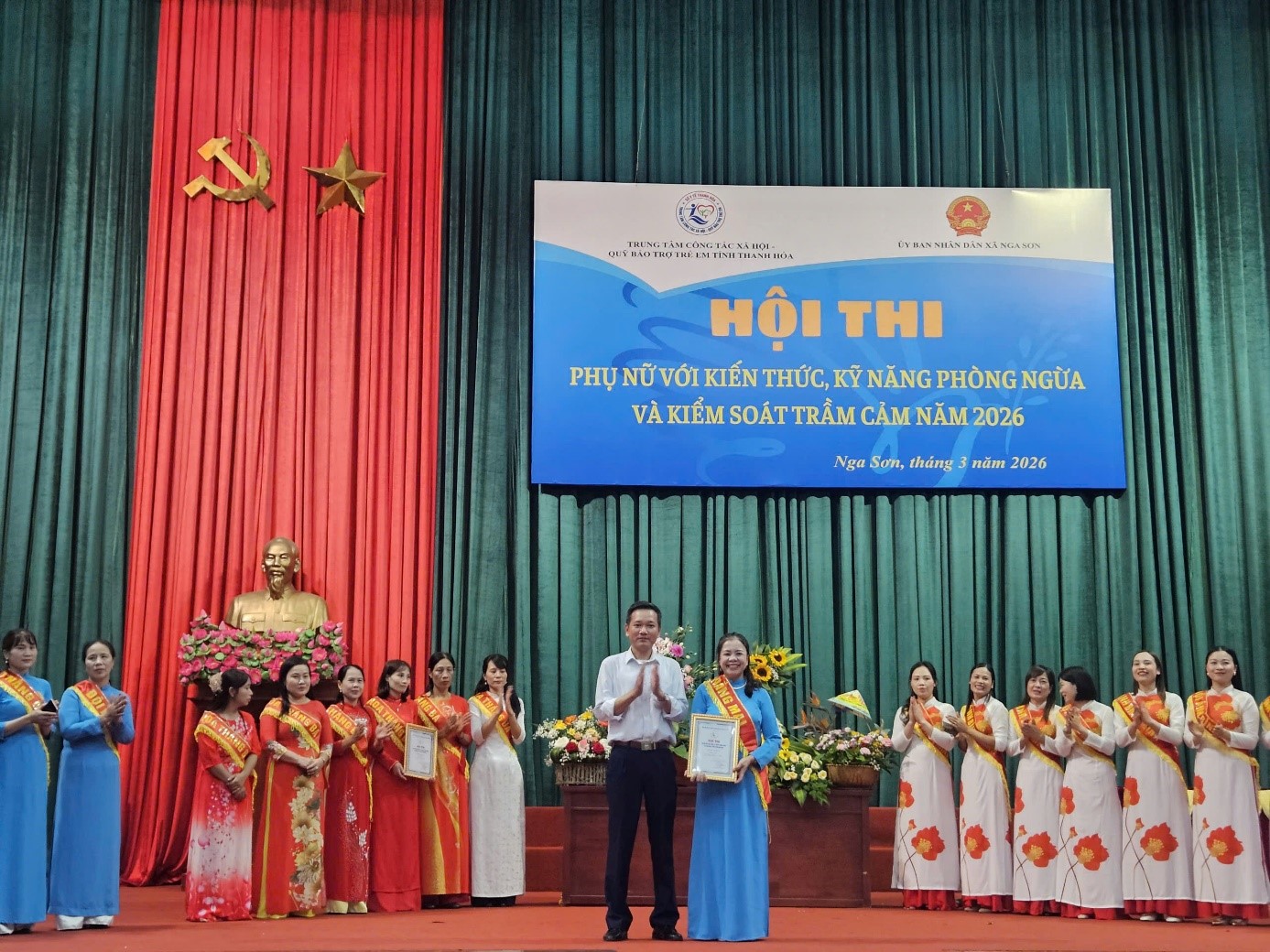 Ban tổ chức trao giải cho các đội thi