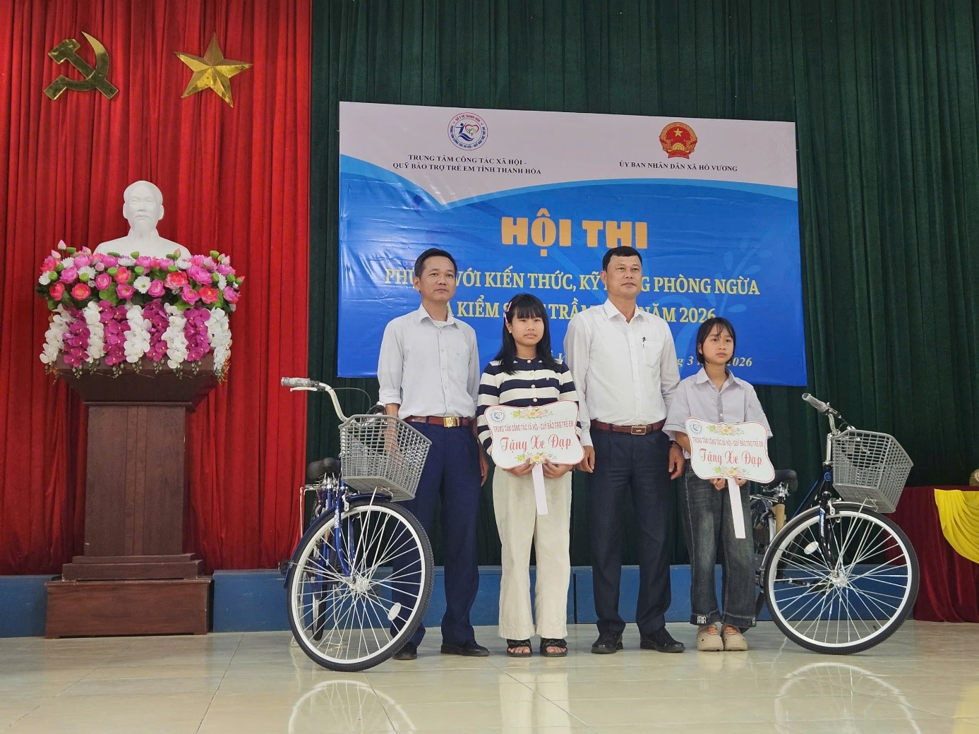 Trao xe cho trẻ em có hoàn cảnh khó khăn tại xã Hồ Vương.