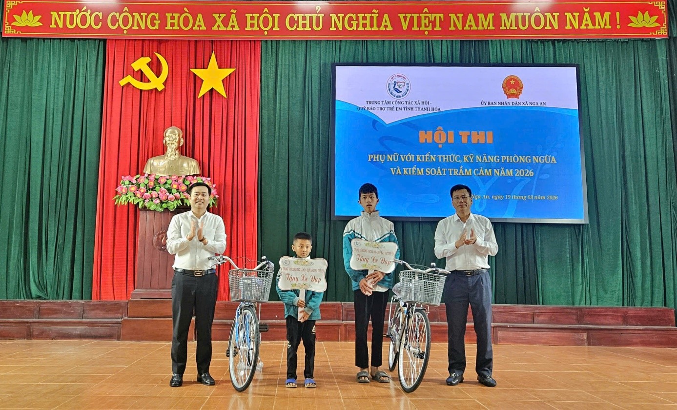 Trao xe cho trẻ em có hoàn cảnh khó khăn tại xã Hồ Vương.
