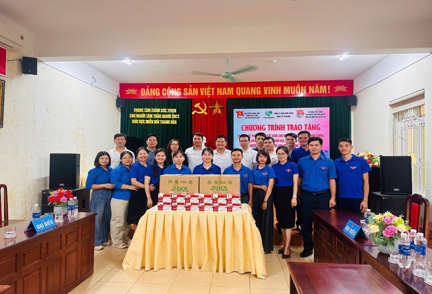 Hình ảnh Ban lãnh đạo Trung tâm, ĐVTN cùng đại diện nhà tài trợ tham gia tặng thực phẩm chức năng hỗ trợ sức khoẻ