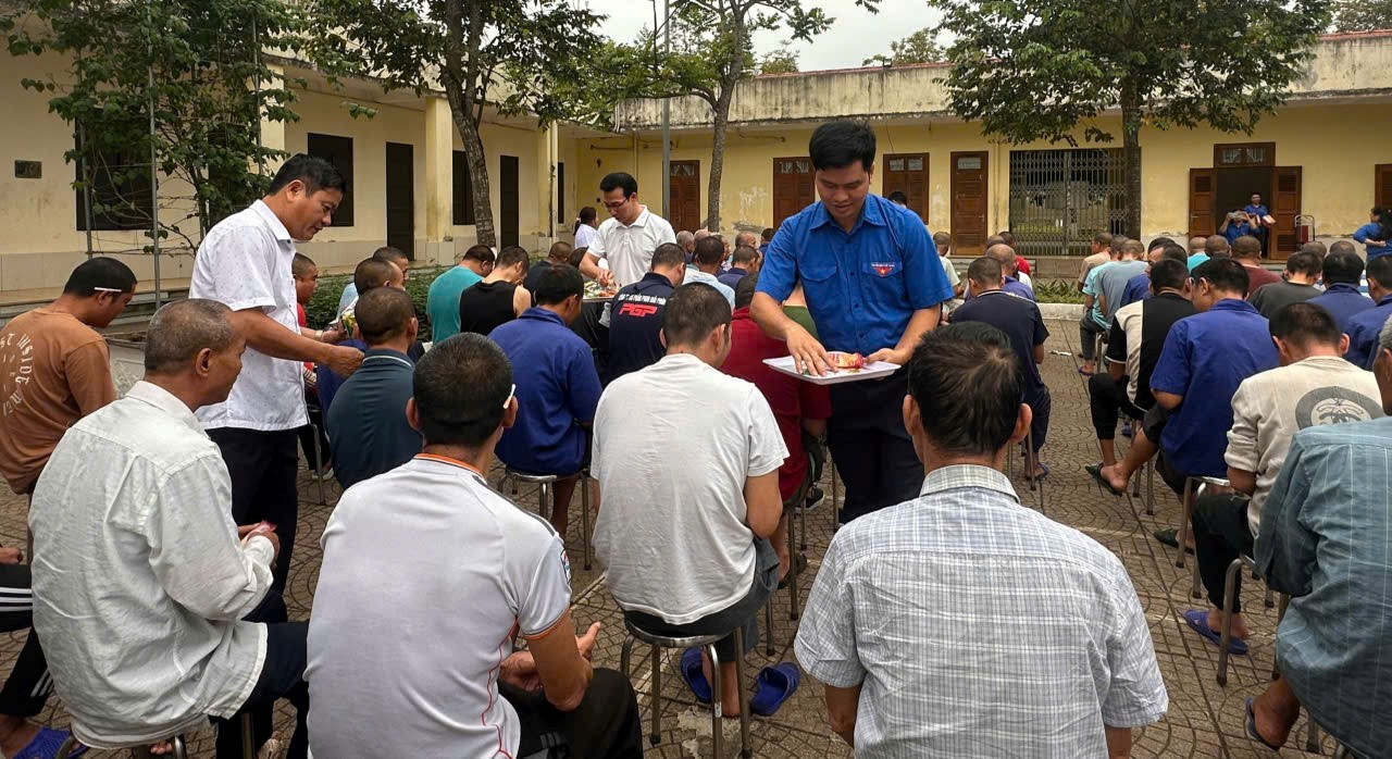 Hình ảnh ĐVTN tham gia giao lưu tặng quà cho đối tượng đang được chăm sóc nuôi dưỡng tại Trung tâm