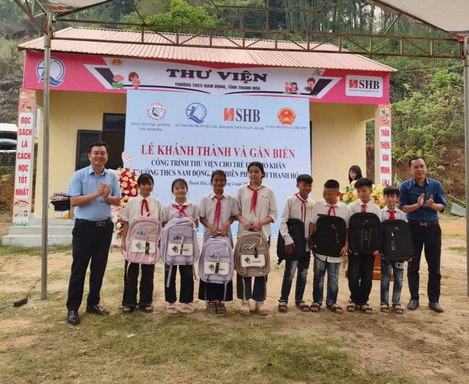 Lãnh đạo Trung tâm Công tác xã hội - Quỹ Bảo trợ trẻ em tỉnh Thanh Hóa và Lãnh đạo UBND xã Thiên Phủ trao tặng balo cho học sinh Trường THCS Nam Động.