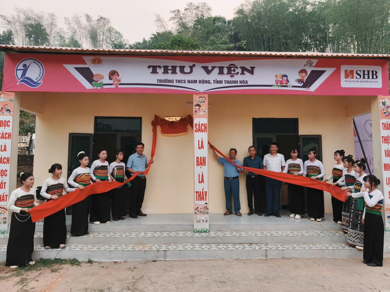 Lãnh đạo Trung tâm Công tác xã hội - Quỹ Bảo trợ trẻ em tỉnh Thanh Hóa và Lãnh đạo UBND xã Thiên Phủ bàn giao công trình thư viện cho Trường THCS Nam Động.