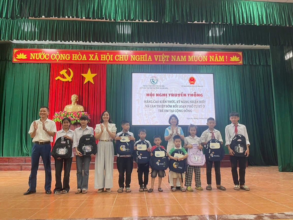 Trao balo cho trẻ em có hoàn cảnh khó khăn tại xã Nga An