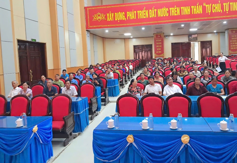 Các đại biểu và người dân tham dự hội nghị truyền thông.