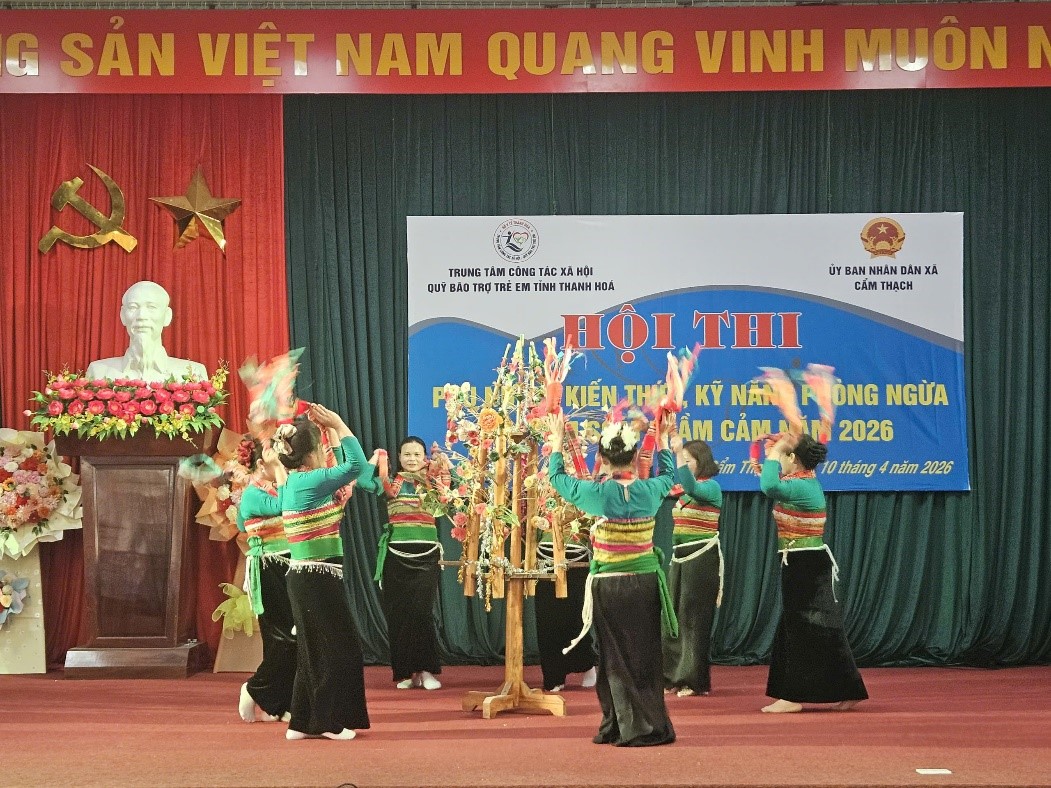 Tiếng cồng chiêng cùng điệu nhảy Lý cây bông đặc trưng cho văn hóa người Mường ngân vang trong Hội thi.