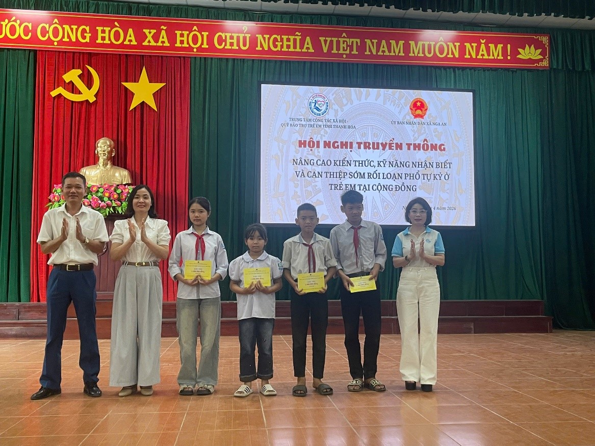Lãnh đạo Trung tâm và lãnh đạo xã Nga An trao học bổng cho trẻ em có hoàn cảnh khó khăn vượt khó