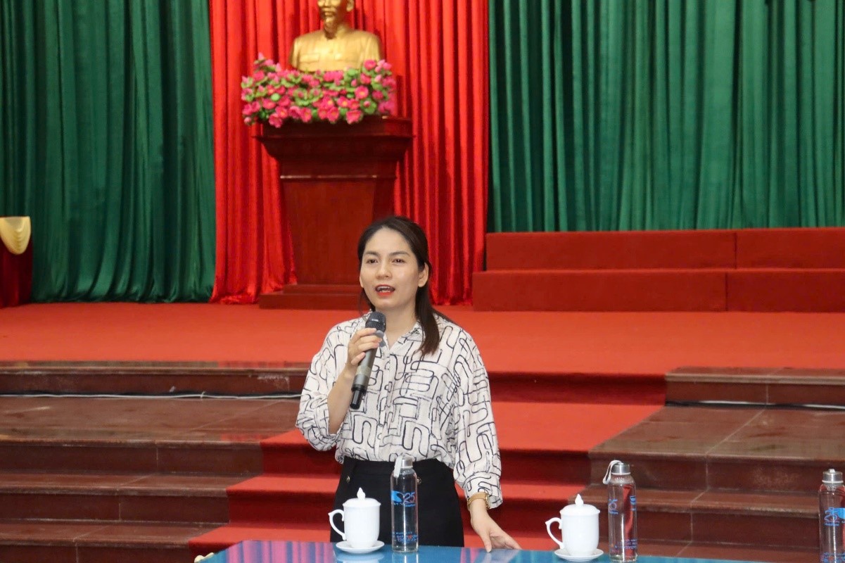 Báo cáo viên Nguyễn Thị Quỳnh - Trưởng phòng Y tế và Chăm sóc đối tượng chia sẻ kiến thức tới người dân trong hội nghị