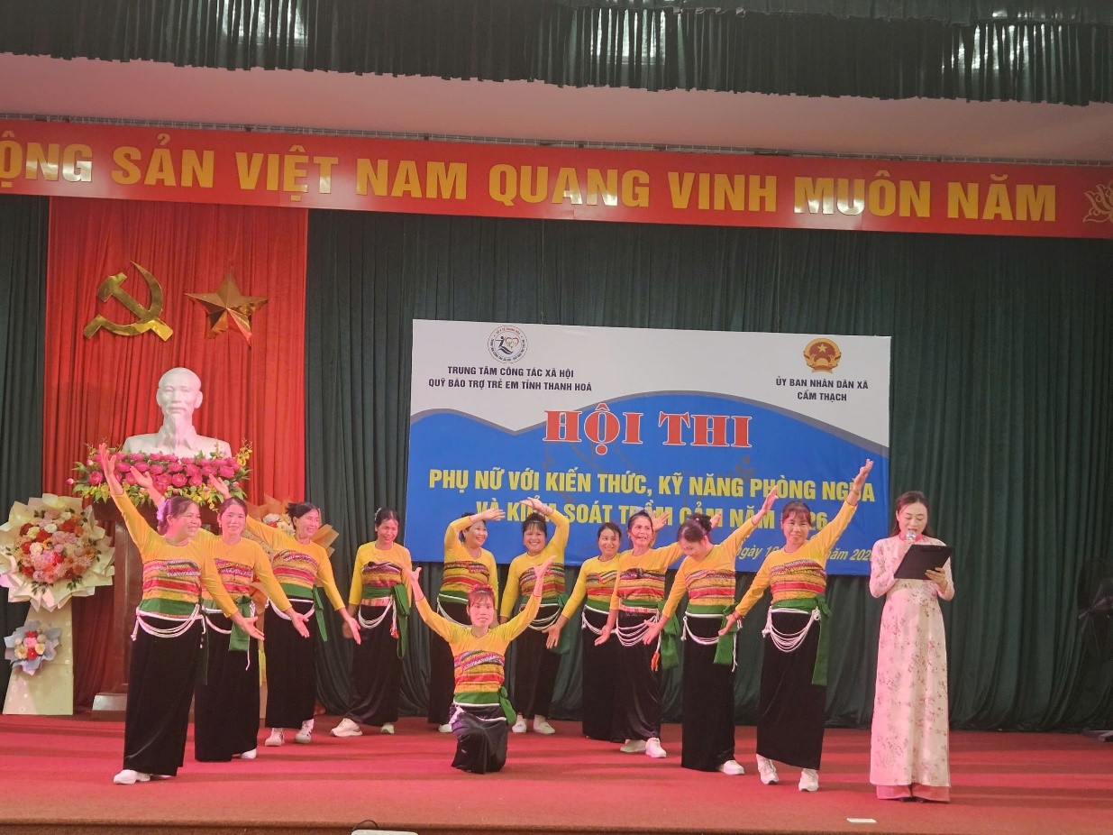 Những điệu múa duyên dáng trong trang phục áo Mường chào mừng Hội thi