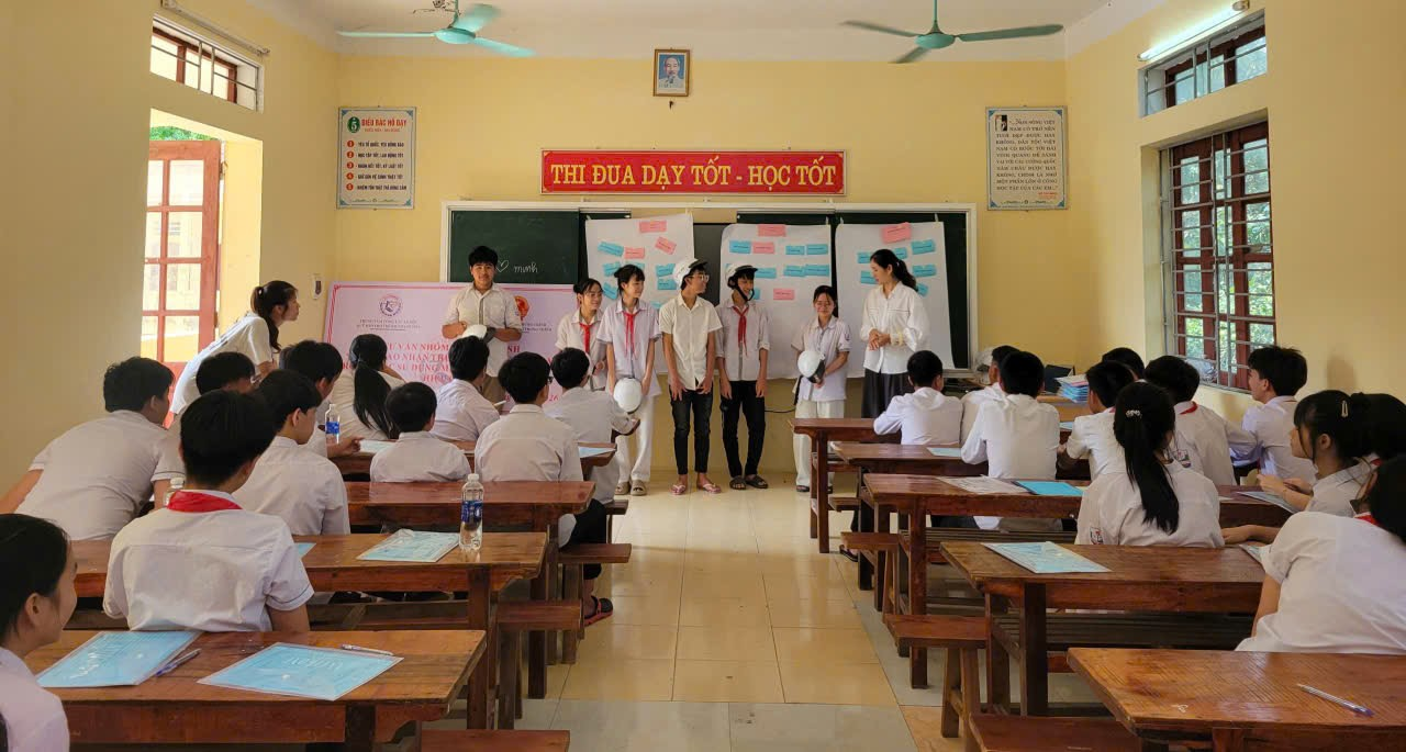 Báo cáo viên của Trung tâm và học sinh trường THCS Trung Chính thực hành kỹ năng xử lý tình huống xâm hại trẻ em trên không gian mạng.