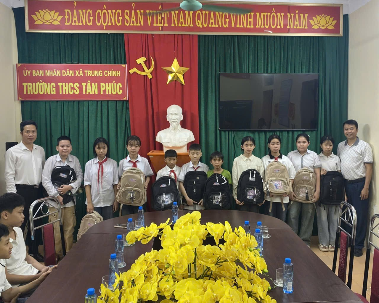 Ông Lại Thế Quảng - Phó Giám đốc Trung tâm Công tác xã hội - Qũy Bảo trợ trẻ em tỉnh Thanh Hóa và Hiệu trưởng Trường THCS Tân Phúc trao tặng Balo cho các em học sinh tại Trường THCS Tân Phúc.