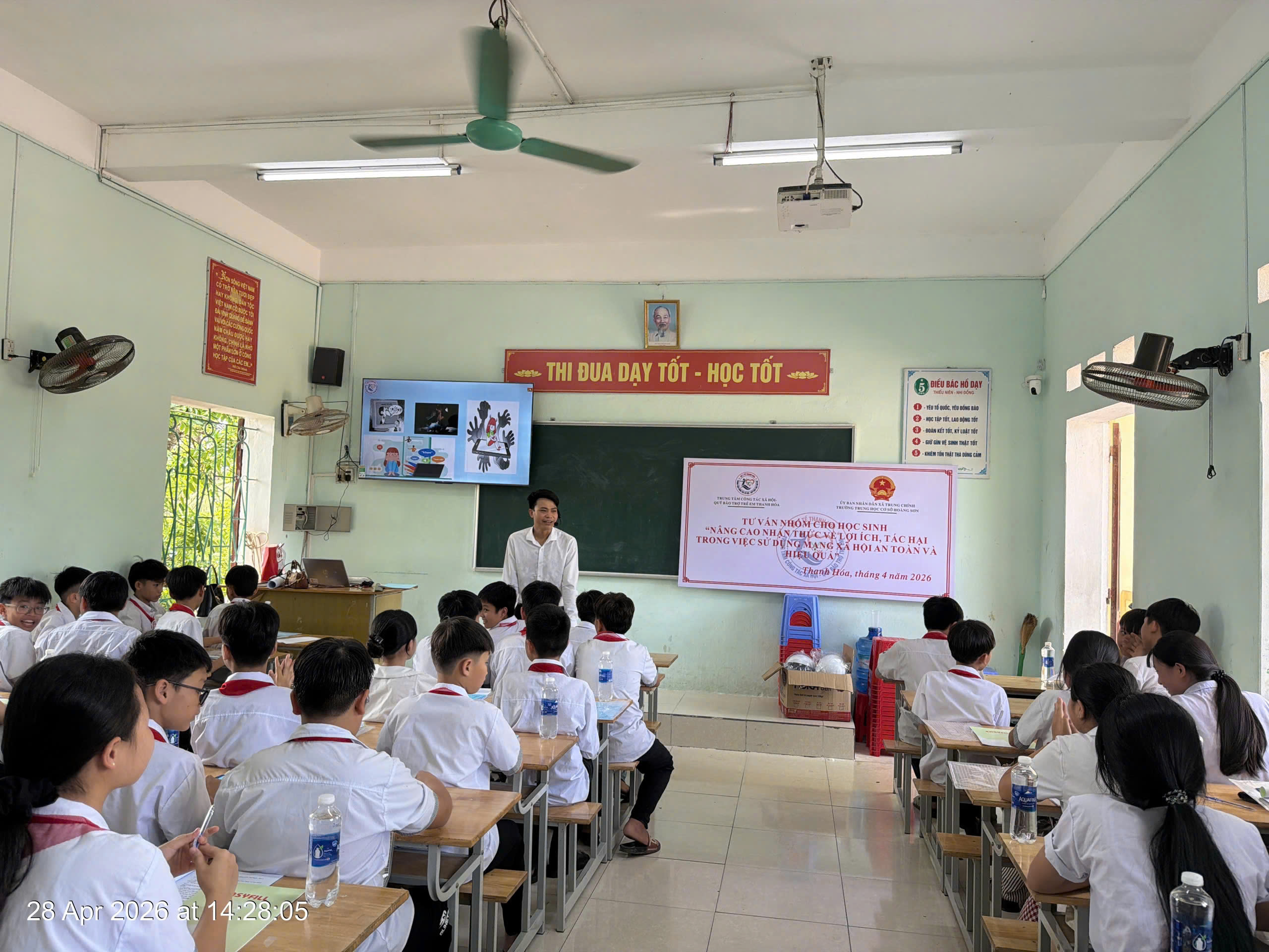 Học sinh trường THCS Tân Khang trình bày kết quả thực hành nhóm xử lý tình huống trẻ em bị xâm hại trên mạng xã hội.