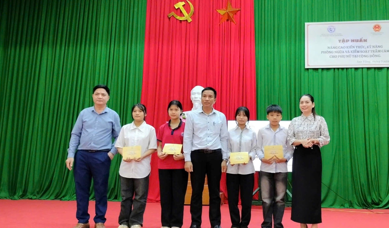 Đại diện lãnh đạo địa phương và Trung tâm trao học bổng và balo cho các em học sinh có hoàn cảnh khoá khăn tại các xã tập huấn