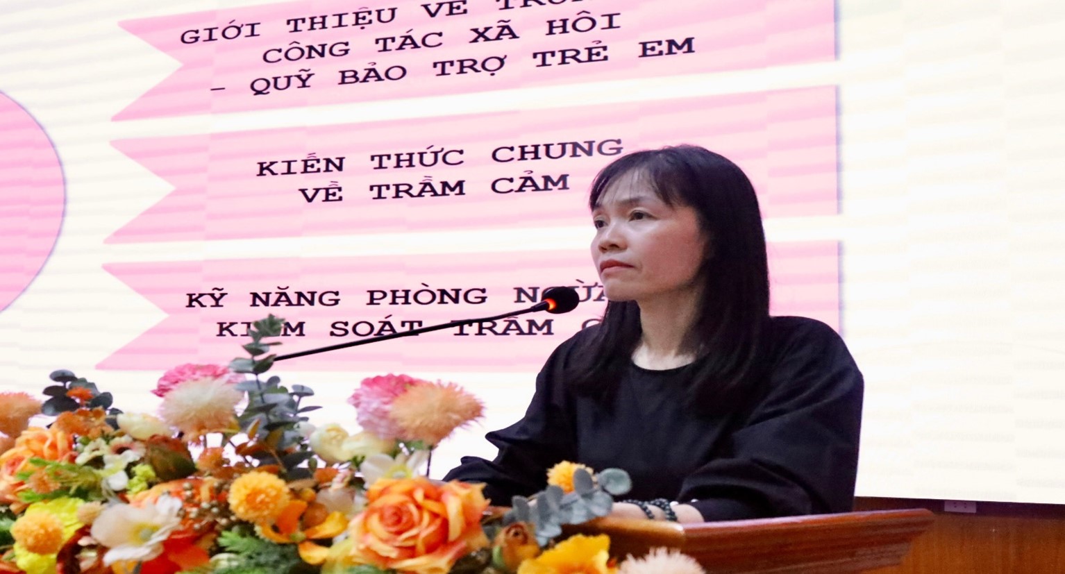 Báo cáo viên của Trung tâm truyền đạt nội dung tại hội nghị