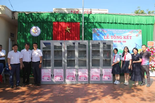 Đại diện lãnh đạo Trung tâm Công tác xã hội - Quỹ Bảo trợ trẻ em Thanh Hóa cùng tác giả cuốn sách “Chuyện Teen” và các đại sứ “Cùng con đi khắp thế gian” trao tặng tủ sách cho nhà trường.