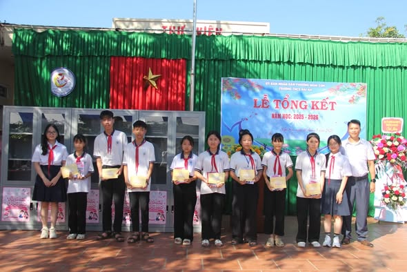 Đại diện lãnh đạo Trung tâm Công tác xã hội - Quỹ Bảo trợ trẻ em Thanh Hóa cùng tác giả cuốn sách “Chuyện Teen” Nguyễn Thảo Nhi và Nguyễn Ngọc Minh Khuê trao tặng sách và học bổng cho học sinh có hoàn cảnh khó khăn.