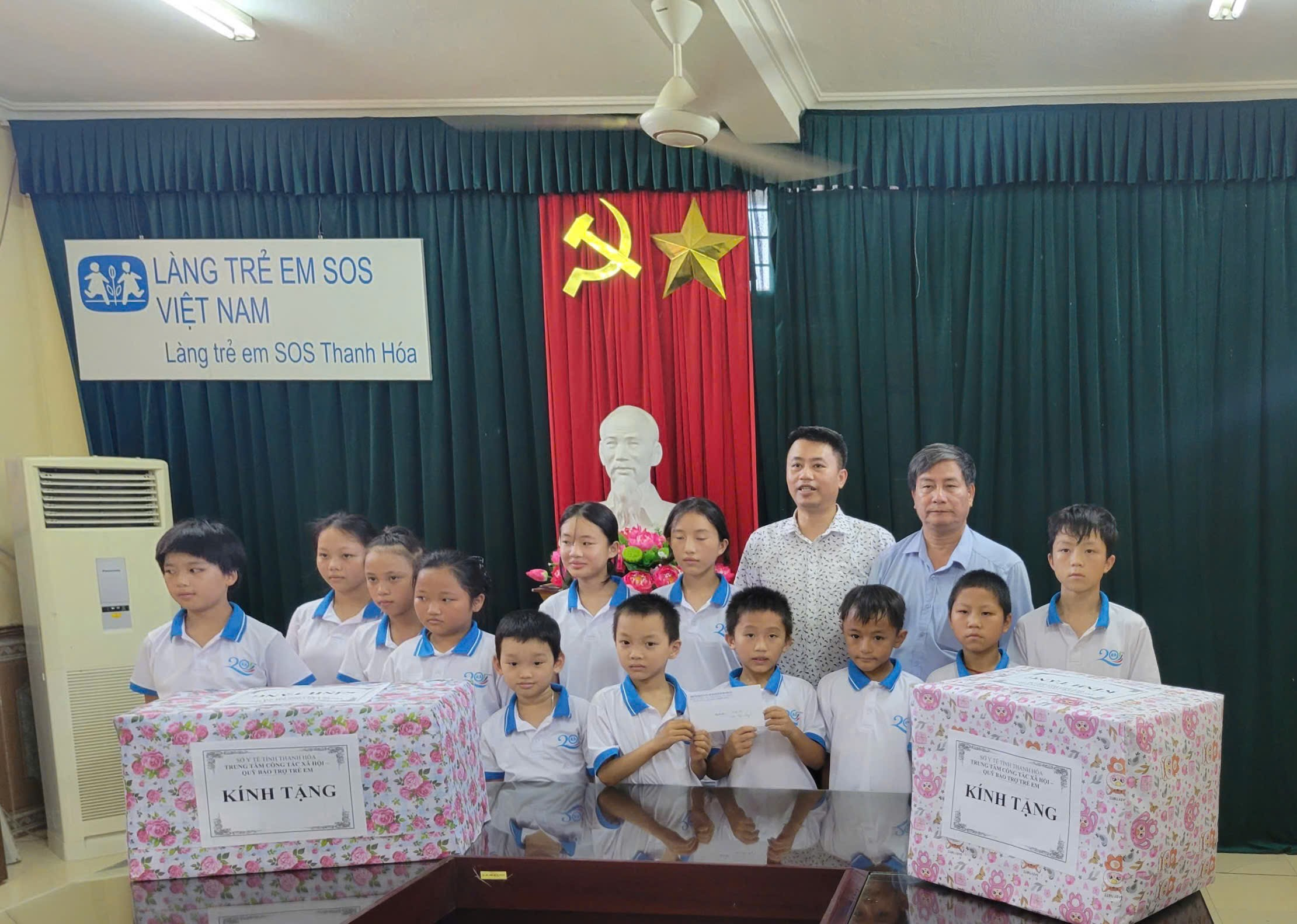 Ông Lại Thế Quảng – Phó Giám đốc Trung tâm Công tác xã hội – Quỹ Bảo trợ trẻ em trao quà cho trẻ em tại Làng trẻ em SOS Thanh Hóa