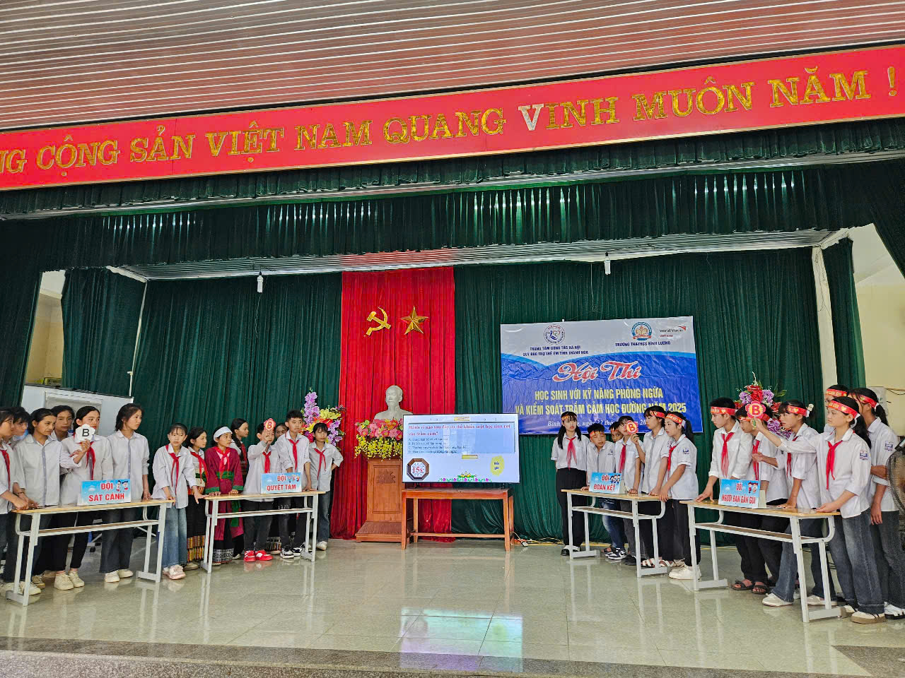 Ảnh: Các đội thi đang thực hiện phần thi Kiến thức.