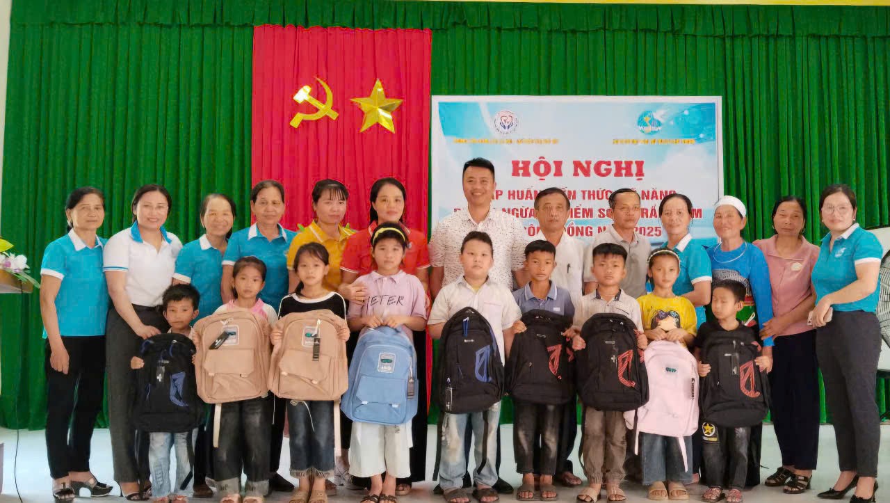 Ảnh: Ông Lại Thế Quảng - Phó Giám đốc Trung tâm Công tác xã hội – Quỹ Bảo trợ trẻ em trao 10 ba lô cho các em có hoàn cảnh khó khăn tại xã Mậu Lâm.