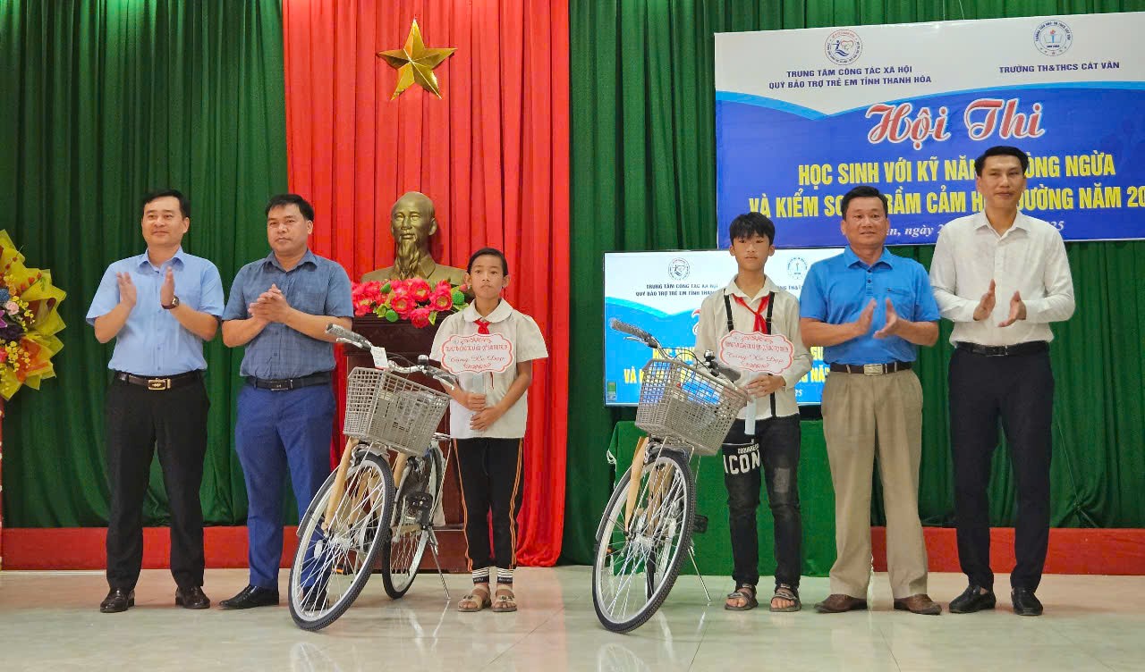 Ảnh: Trao tặng xe đạp cho các bạn học sinh có hoàn cảnh khó khăn tại Hội thi