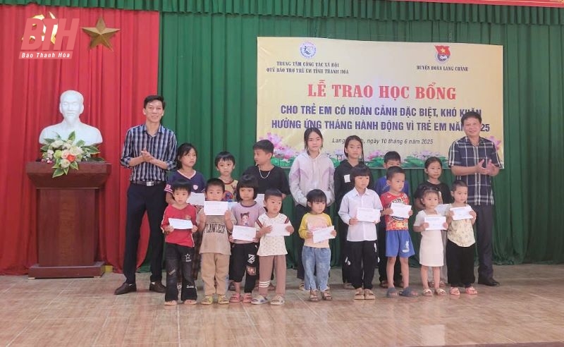 Các đại biểu cùng nhà tài trợ trao học bổng cho các em học sinh