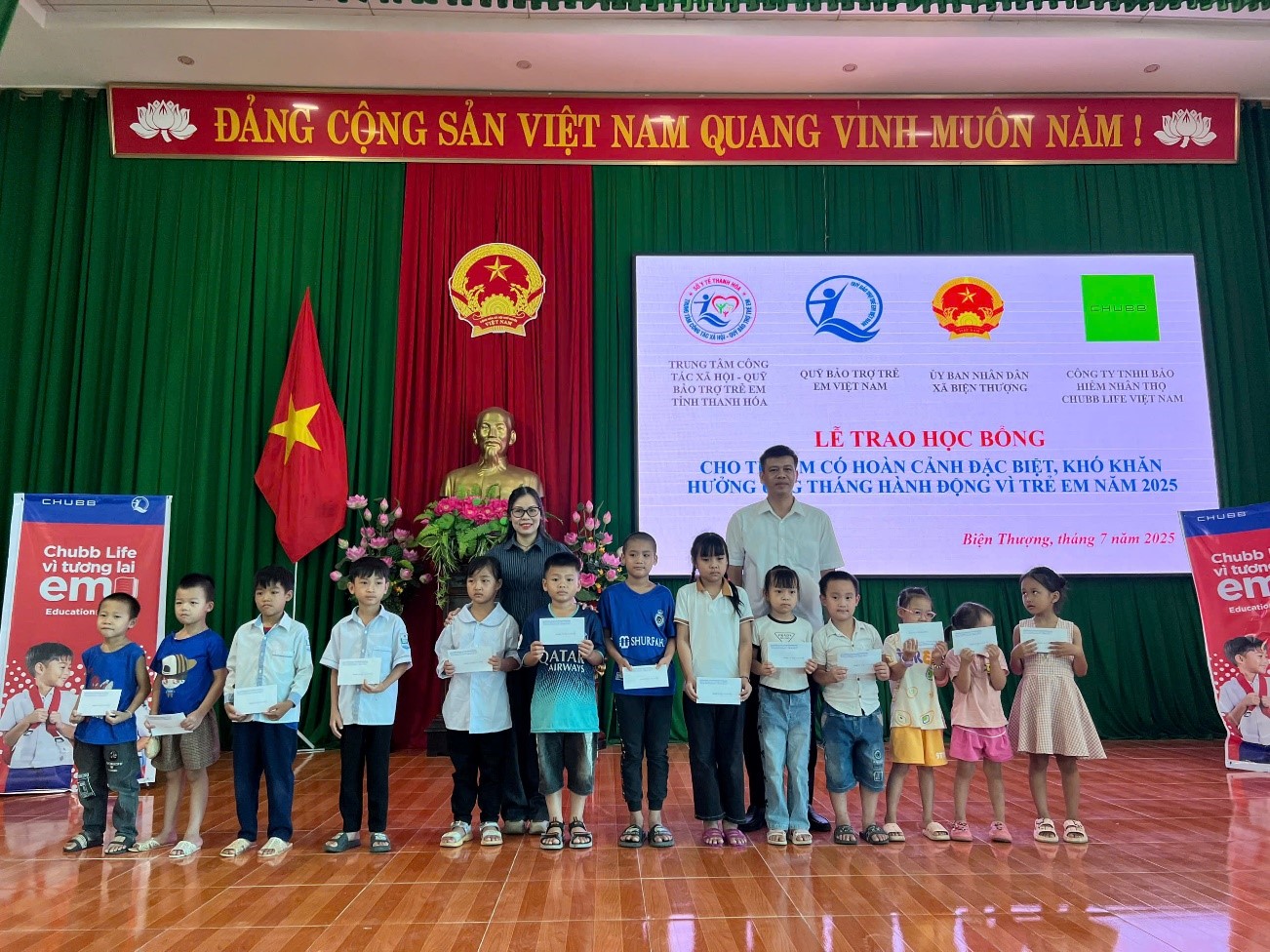 Đại diện nhà tài trợ và Lãnh đạo UBND xã Biện Thượng trao học bổng cho các em học sinh