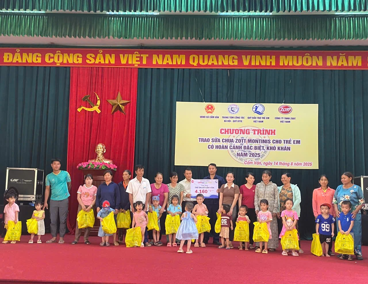 Đại diện công ty TNHH Zott Việt Nam, và ông Lại Thế Quảng – Phó Giám đốc Trung tâm Công tác xã hội - Quỹ Bảo trợ trẻ em tỉnh Thanh Hóa trao quà cho trẻ em có hoàn cảnh khó khăn tại xã Cẩm Vân.