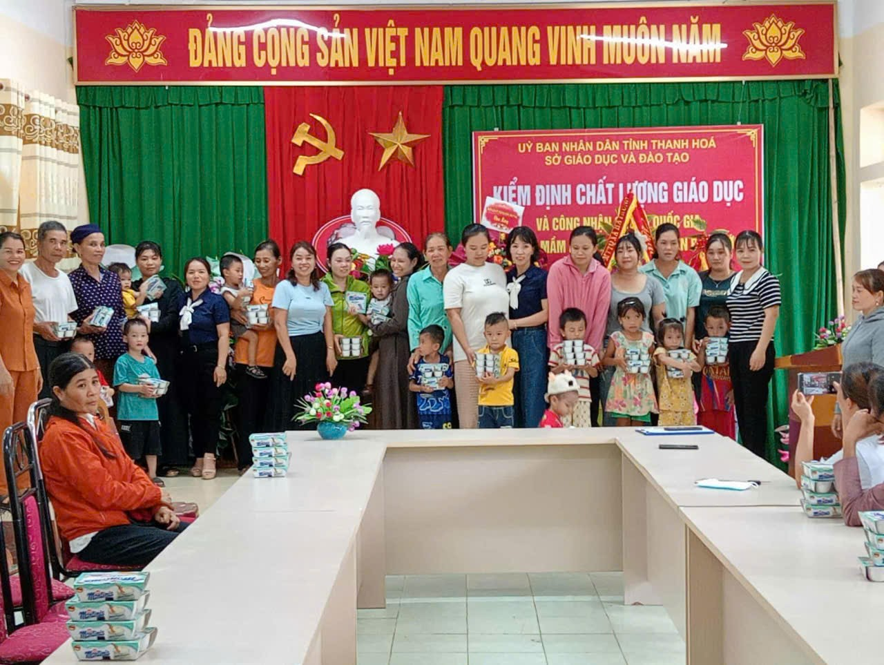 Các cháu trường mầm non Ban Công – xã Bá Thước nhân quà từ nhà tài trợ.