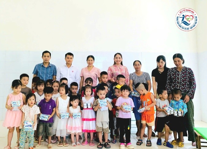 Trao tặng sữa chua dinh dưỡng Zott cho trẻ em có hoàn cảnh khó khăn tại xã Điền Lư