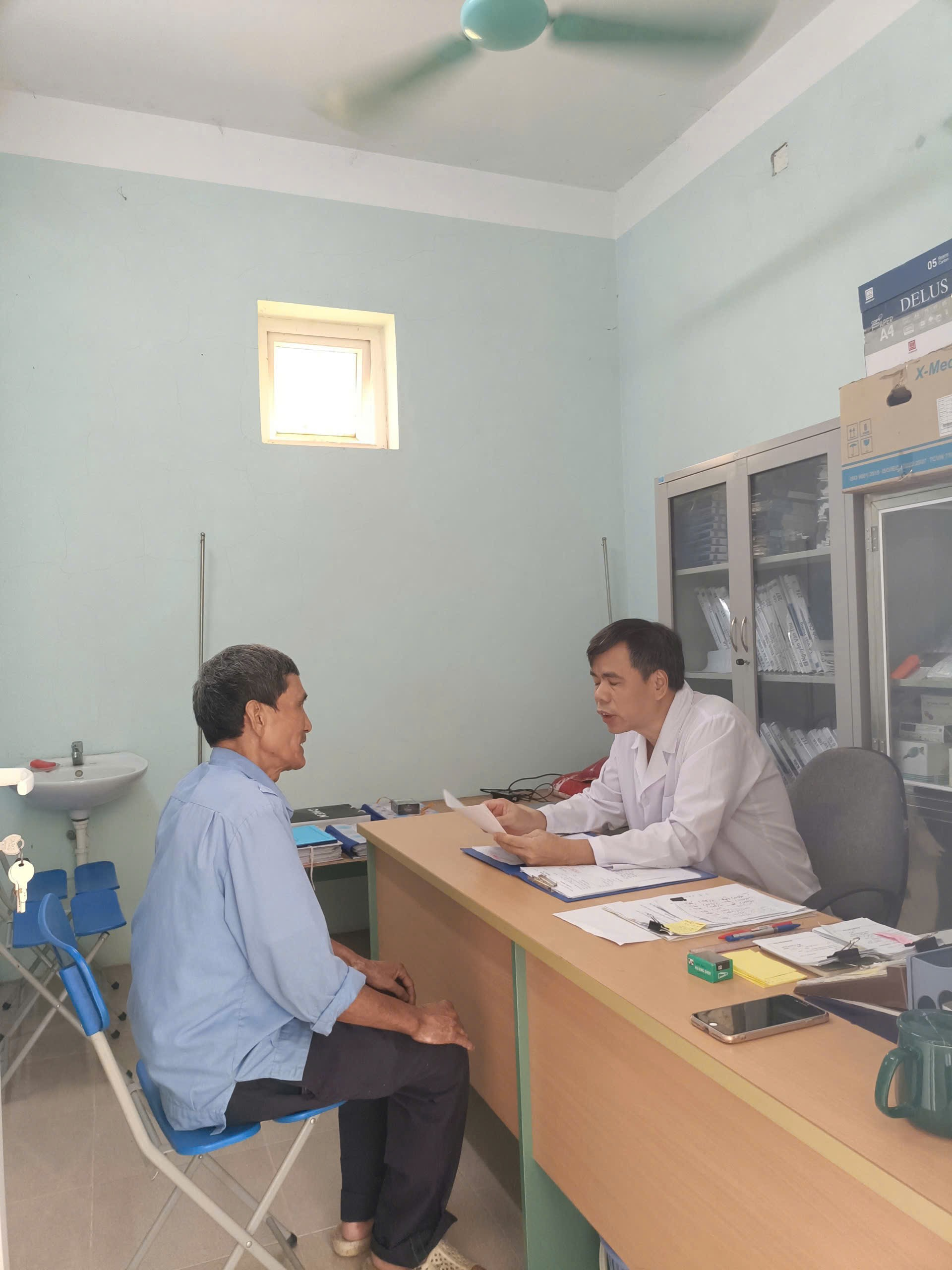 Bác sĩ hướng dẫn chế độ dinh dưỡng cho người bệnh