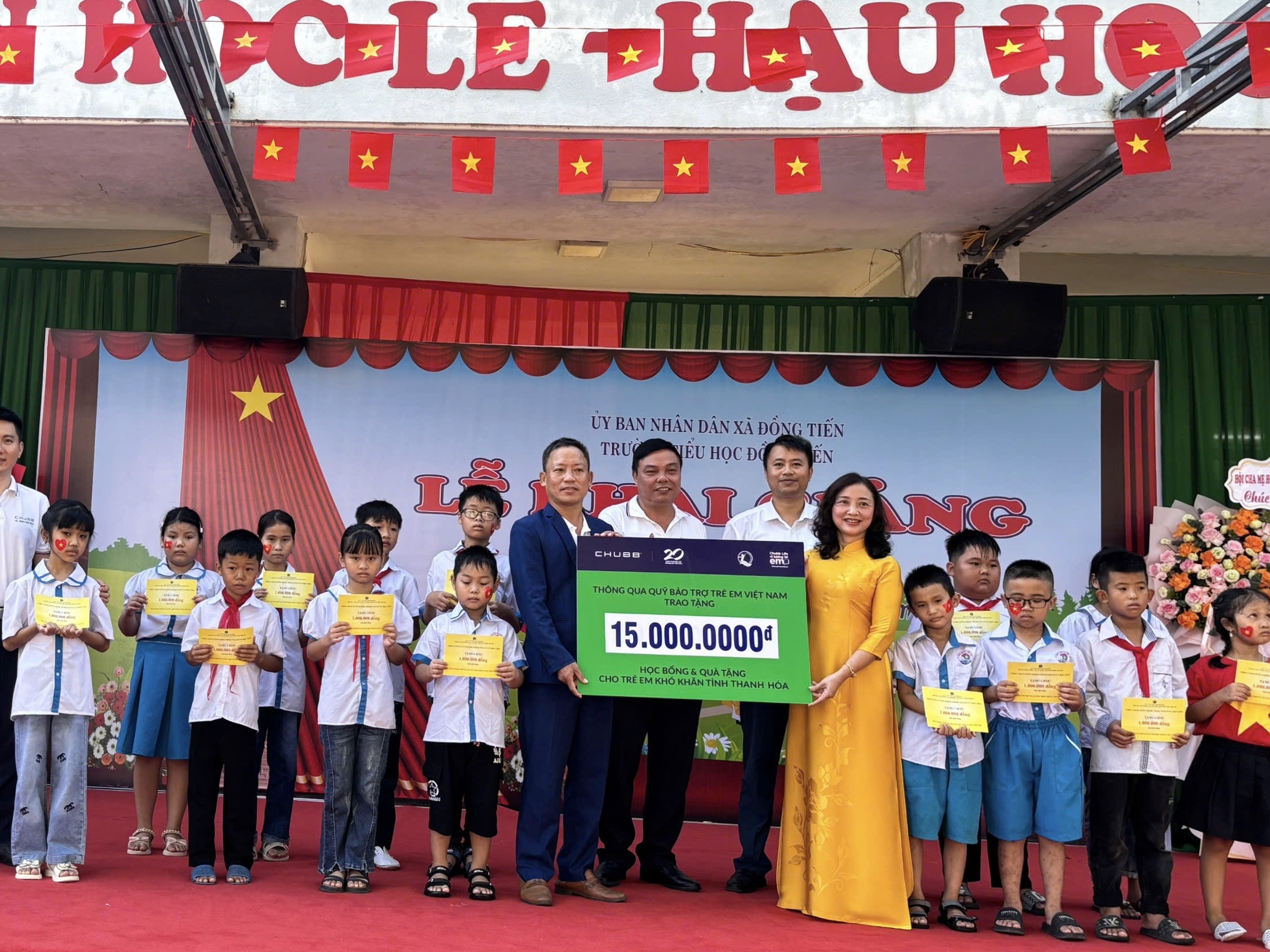 Ông Lại Thế Quảng - Phó Giám đốc Trung tâm trao học bổng cùng nhà tài trợ