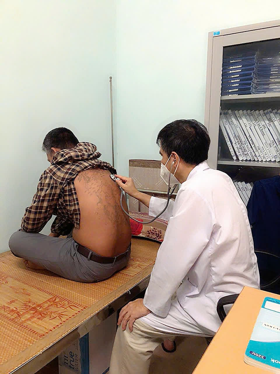 Bác sĩ kiểm tra sức khỏe định kỳ cho người bệnh điều trị methadone