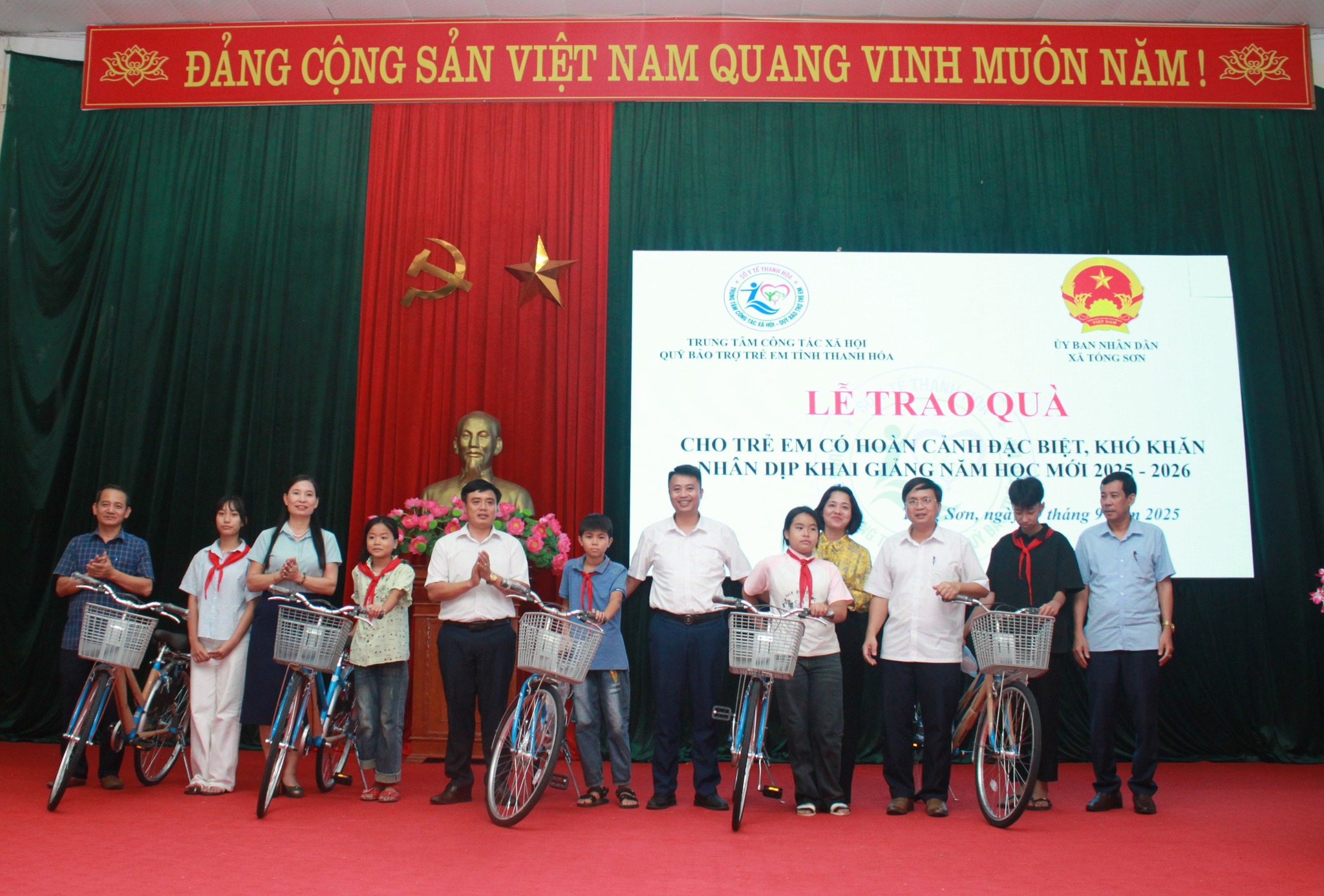 Lãnh đạo Trung tâm Công tác xã hội - Quỹ Bảo trợ trẻ em và lãnh đạo Đảng ủy xã Tống Sơn trao xe đạp/học bổng, ba lô cho trẻ em.